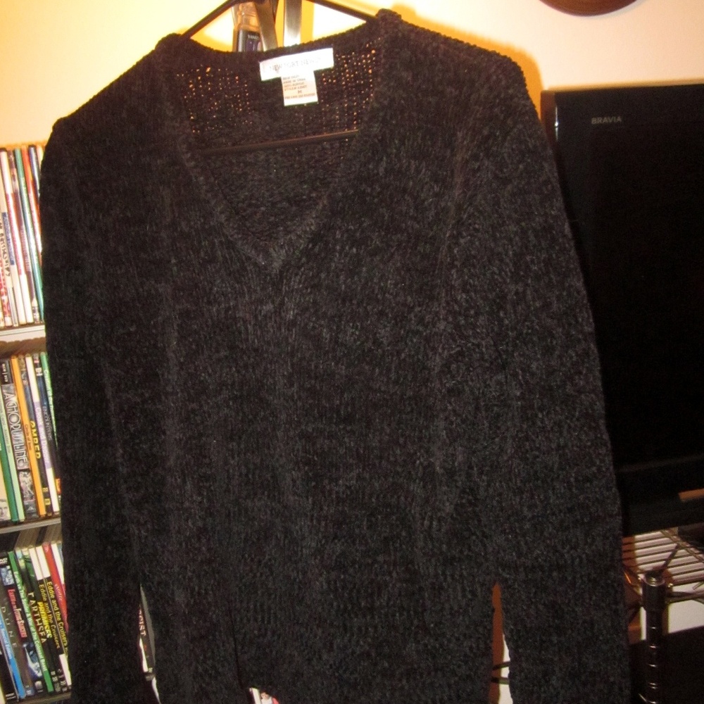 Newport News Acrylic v-neck sweater Sz M